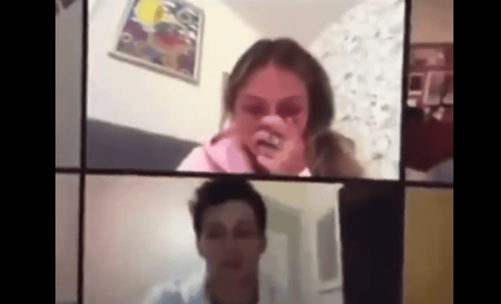 Niña en videollamada con expresión de enojo, fondos caseros, píxeles claros, internet en contexto doméstico, comunicación virtual, en Entrevistas Loreto Noticias.