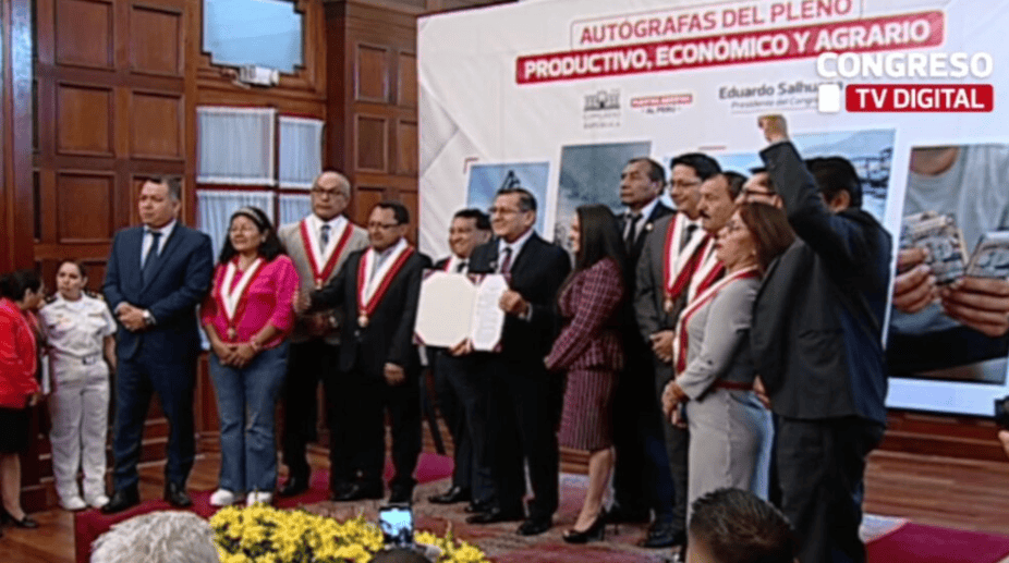 Loreto Noticias, evento con autoridades y entrega de reconocimientos en congreso regional en un ambiente oficial y de celebración para promover el desarrollo local.