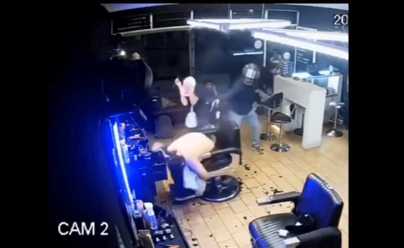 Exhibición de un robo a un local comercial, con sujetos forzando una caja y causando destrozos en el establecimiento. Imagen capturada por cámaras de seguridad en Loreto Noticias.