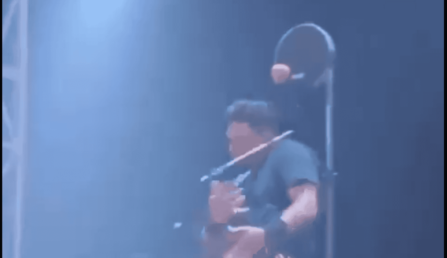 Vendedor en motocicleta con mochila en Loreto Noticias, Perú, promocionando productos callejeros en una escena urbana nocturna.