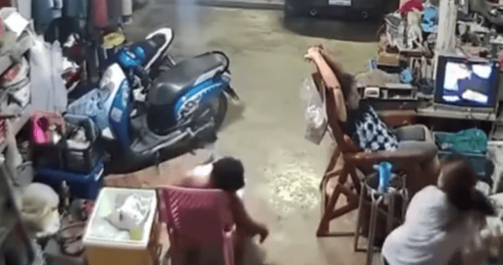 Camión de carga impacta a motociclista en tienda de Loreto, Perú, en incidente de tránsito, mientras dos mujeres observan, en video de Loreto Noticias mostrando seguridad vial.