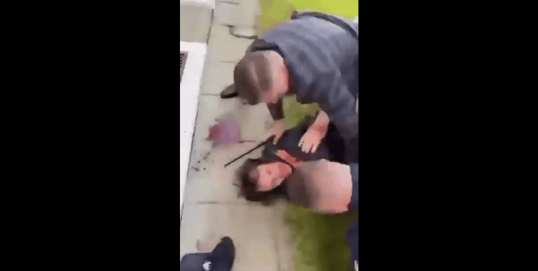 Amenazas policiales a mujer en el suelo, incidente policial en Loreto, Perú, imagen de violencia y seguridad pública en Loreto Noticias, actualidad policial en Loreto Perú.