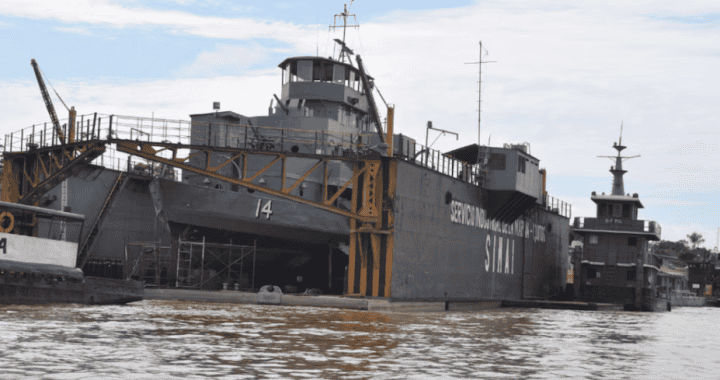 Barco de patrulla de la Marina de Perú en el río, utilizado para vigilancia y control marítimo, navegando en aguas tranquilas en Loreto.