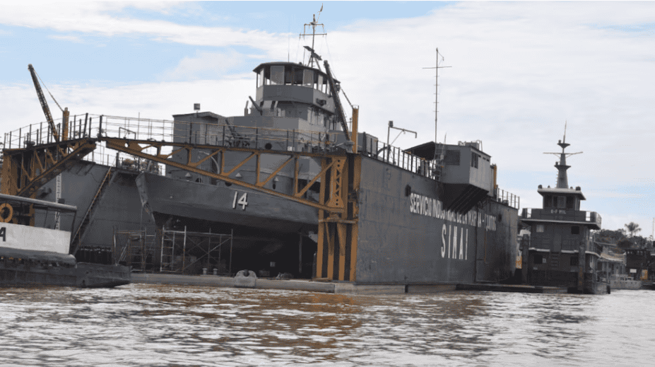 Barco de patrulla de la Marina de Perú en el río, utilizado para vigilancia y control marítimo, navegando en aguas tranquilas en Loreto.