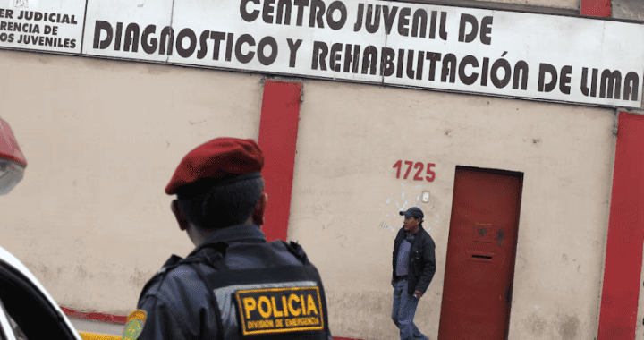 Centro juvenil de diagnóstico y rehabilitación de Lima en Loreto Noticias, con presencia policial en la entrada.