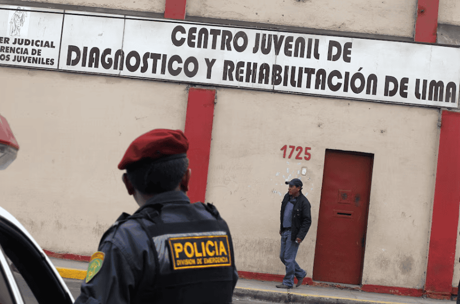 Centro juvenil de diagnóstico y rehabilitación de Lima en Loreto Noticias, con presencia policial en la entrada.