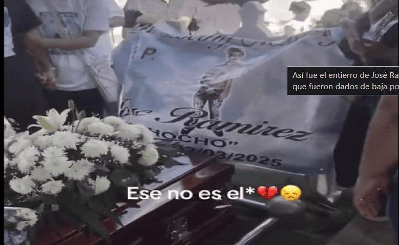 Ave. alt: Familia y amigos rindiendo homenaje en el entierro de José Ramírez, con flores y oscuro luto, en un acto conmovedor en Loreto.