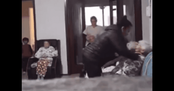 Cuidado en hogar de ancianos, personal asistiendo a pacientes en Loreto Perù, atención a adultos mayores, servicio de salud en Loreto Noticias, cuidado y atención geriátrica en Loreto.