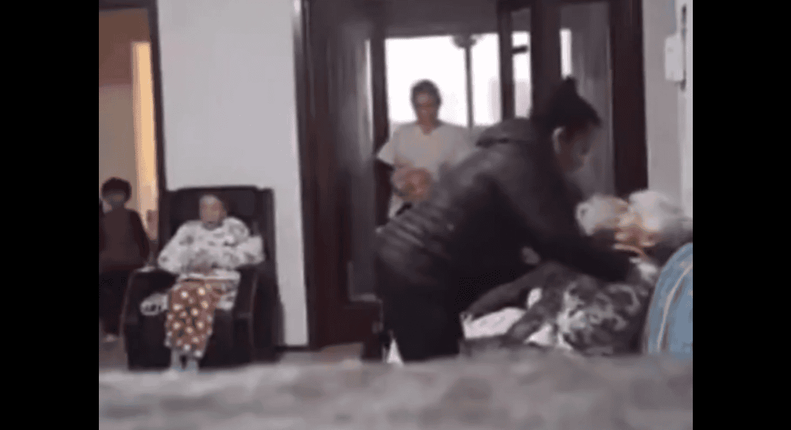 Cuidado en hogar de ancianos, personal asistiendo a pacientes en Loreto Perù, atención a adultos mayores, servicio de salud en Loreto Noticias, cuidado y atención geriátrica en Loreto.