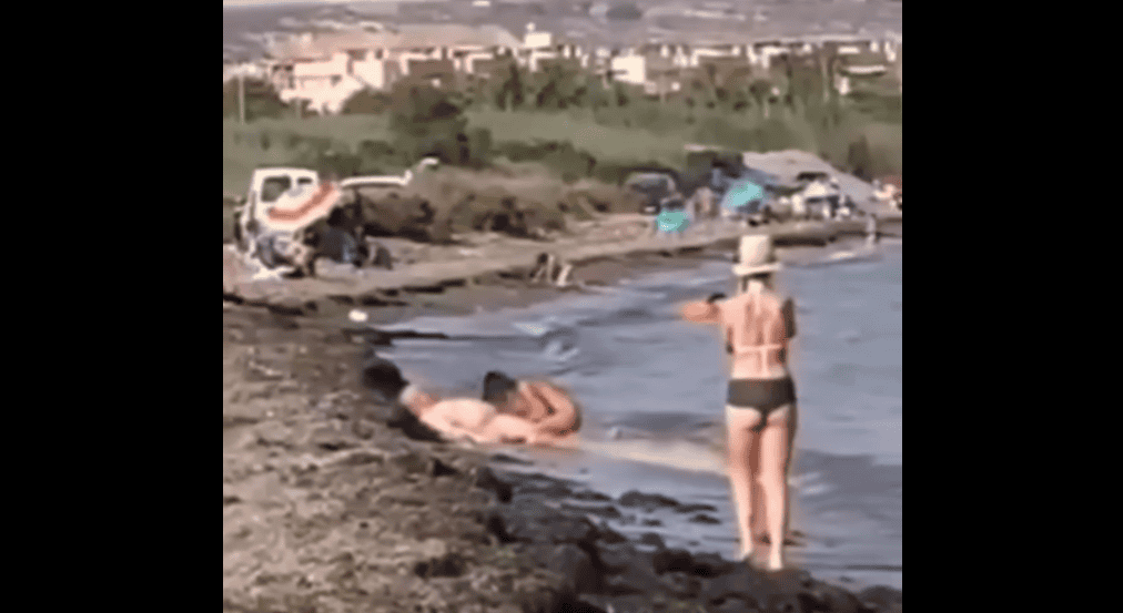 Bañistas disfrutando en la playa de Loreto, Baja California Sur, con el mar y actividad turística en el fondo, ideal para promover destinos turísticos en Loreto Noticias.