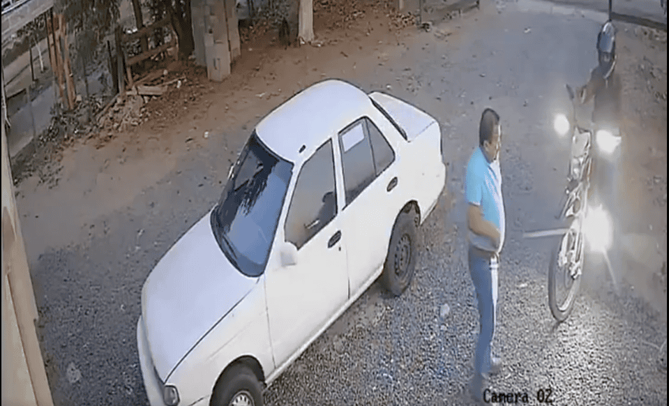 Rostro de un hombre con bicicleta y coche en una calle, imagen de seguridad, en Loreto Noticias.