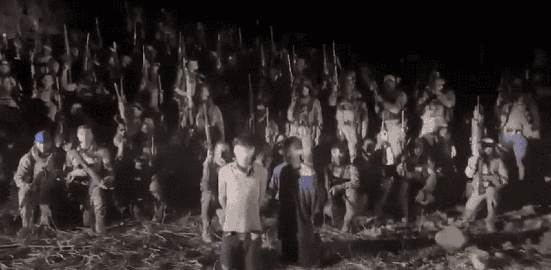 Soldados en formación militar en la noche en Loreto, Perú, participando en entrenamiento militar o operativo especial, con un fondo oscuro y presencia de armas.