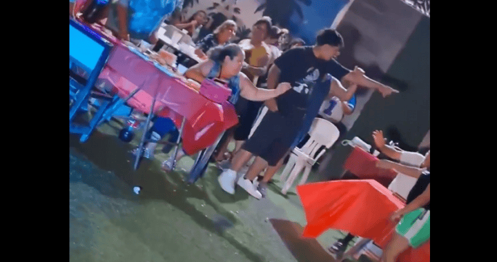 Pollería con niños en celebración infantil en Loreto, Perú, en un ambiente festivo con niños y adultos disfrutando de comida y juegos durante un evento comunitario.