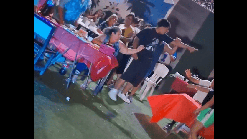 Pollería con niños en celebración infantil en Loreto, Perú, en un ambiente festivo con niños y adultos disfrutando de comida y juegos durante un evento comunitario.