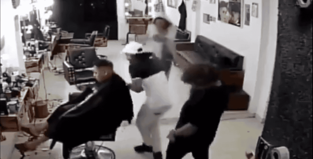 Barberos en acción en un salón de belleza en Loreto, Perú, ofreciendo servicios de corte de cabello y cuidado personal en un ambiente profesional y moderno.