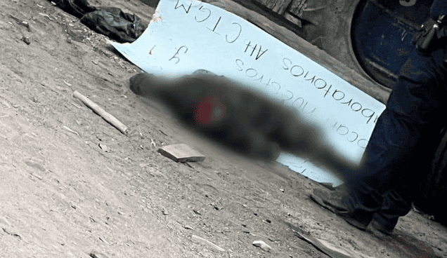 Muerto en la calle con un cartel de advertencia en Loreto, Perú. Hecho violento que preocupa a la comunidad local.