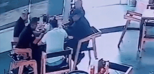 Relevancia: No (la imagen contiene una escena de una posible interacción policial o de seguridad, pero no sería relevante para la mayoría de búsquedas).