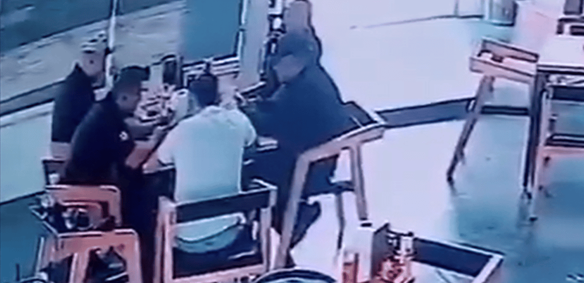 Relevancia: No (la imagen contiene una escena de una posible interacción policial o de seguridad, pero no sería relevante para la mayoría de búsquedas).