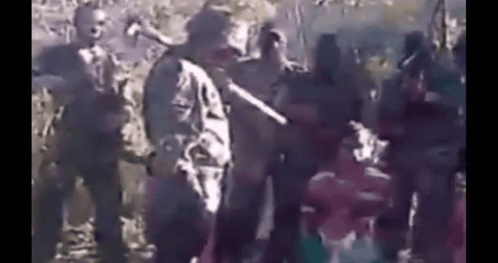 Hombres en uniforme policial durante un operativo en Loreto, Perú, captura de sospechosos en un operativo policial en zona rural.