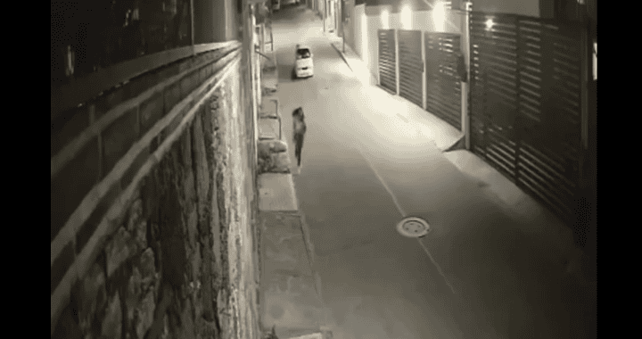 Cámara de seguridad en Loreto captura a una persona caminando en una calle desierta de noche.