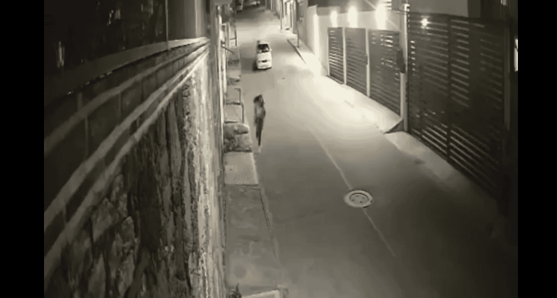 Cámara de seguridad en Loreto captura a una persona caminando en una calle desierta de noche.