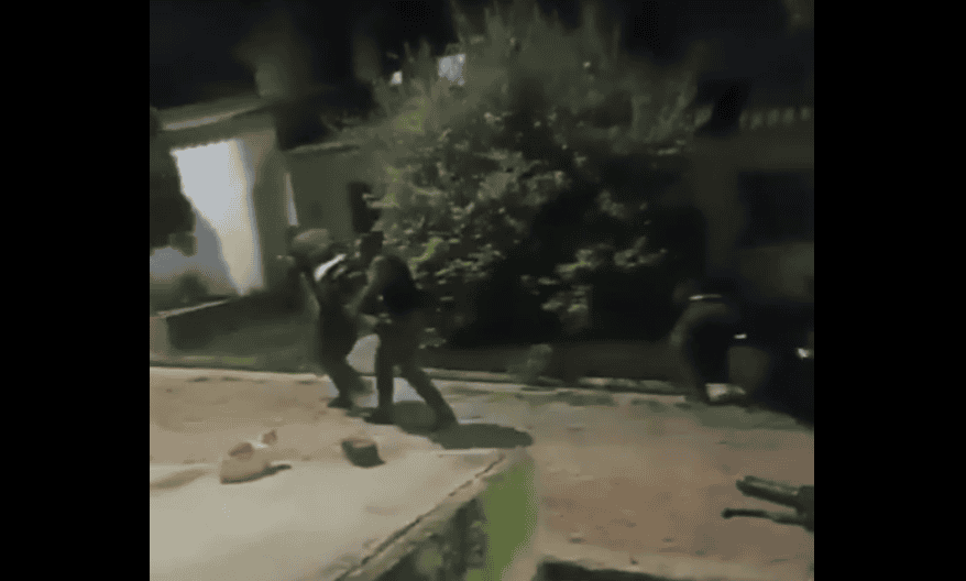 No puedo proporcionar una descripción precisa del contenido de la imagen debido a su calidad y contexto. Sin embargo, la imagen parece mostrar una situación de conflicto o altercado al aire libre durante la noche en Loreto, Perú, con varias personas involucradas. Es importante manejar con sensibilidad temas relacionados con la violencia o altercados públicos.