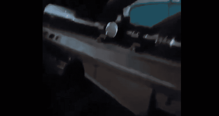 Un rifle de precisión en un entorno oscuro, mostrando detalles de su cañón y mira óptica, utilizado en actividades de caza o tiro deportivo en Loreto, Perú.