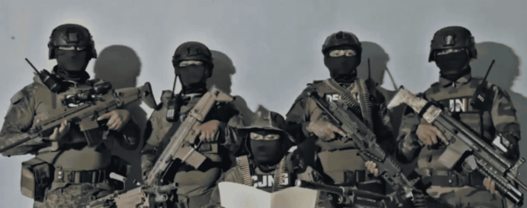 Armados con rifles de alta precisión, miembros de fuerzas especiales en orden y protección, listos para operación policial en Loreto Noticias.