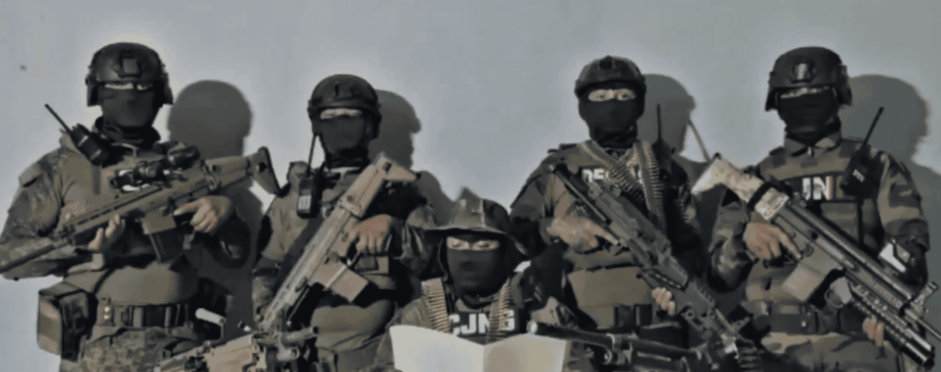 Armados con rifles de alta precisión, miembros de fuerzas especiales en orden y protección, listos para operación policial en Loreto Noticias.