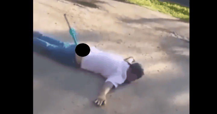 Accidente de mujer caído en la vía pública capturado en Loreto, Noticias Perú. Seguridad vial, incidentes en Loreto. Precaución al transitar en zonas urbanas y rurales del Perú.