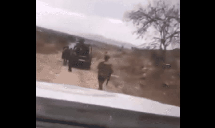 Armas y militares en camino rural en Loreto, Perú, mostrando presencia militar en zonas rurales, en medio de un paisaje árido y con árboles dispersos, durante el día.