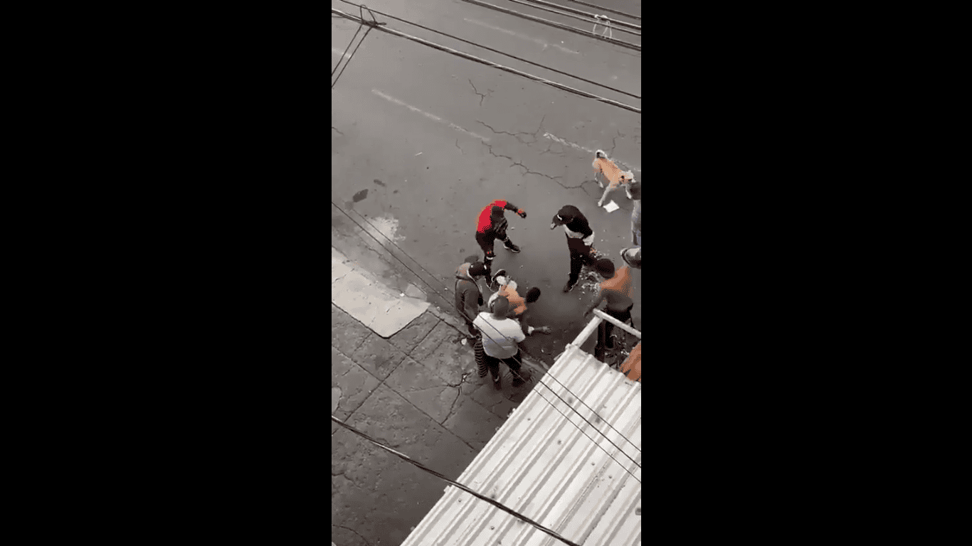 Niños jugando y riendo en la calle en Loreto Noticias, Perú, en un entorno urbano con pavimento y cables eléctricos visibles.