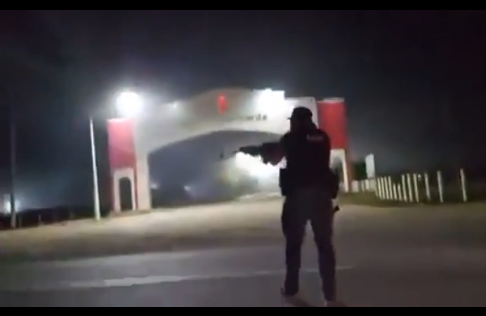 Policía patrullando en Loreto durante la noche en un operativo de seguridad en Loreto Noticias.