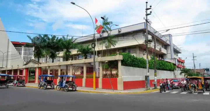 Edificio institucional en Loreto Perú, con transporte público y ambiente urbano, representando noticias y actualidad en Loreto Noticias.