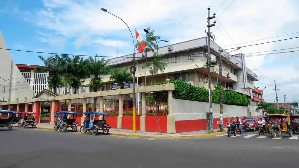 Edificio institucional en Loreto Perú, con transporte público y ambiente urbano, representando noticias y actualidad en Loreto Noticias.