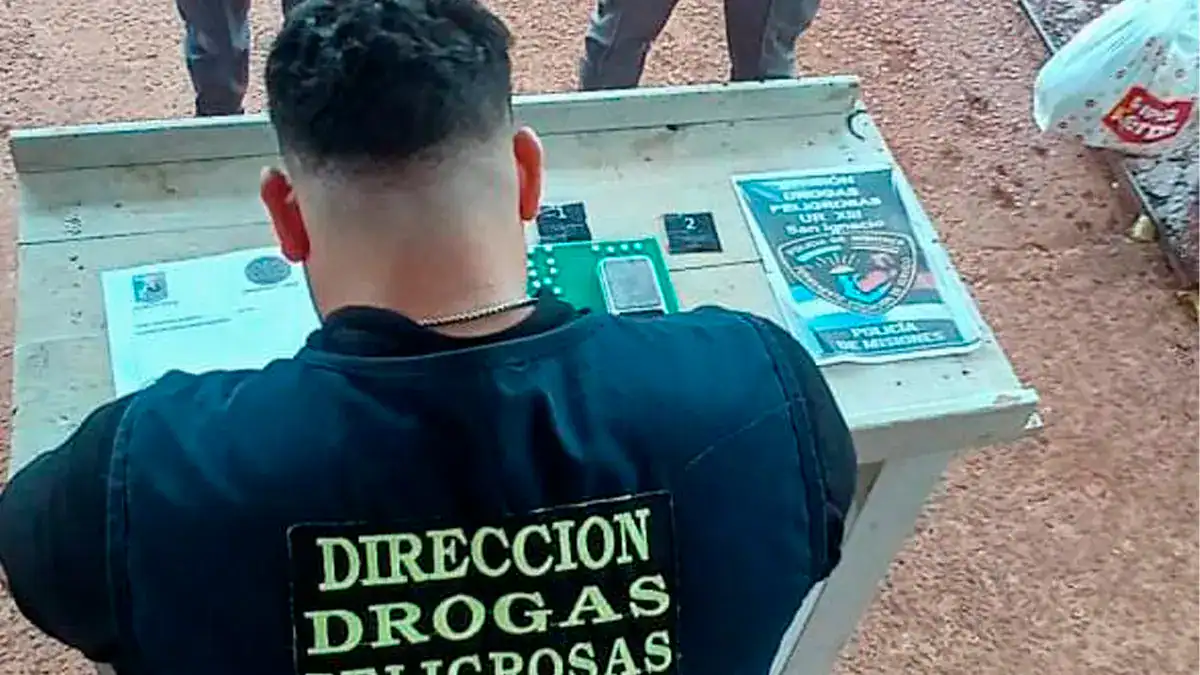 Vehículo de la policía de Loreto en Perú, destacando la labor de la Dirección de Drogas y Delitos, agentes en acción contra el narcotráfico en Loreto.