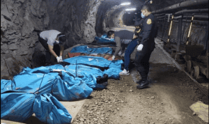 Cuerpos sin vida en una mina, siendo recuperados por las autoridades en un operativo de rescate en una mina subterránea en Loreto.