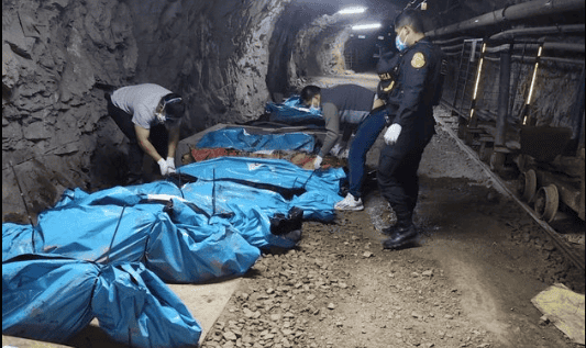 Cuerpos sin vida en una mina, siendo recuperados por las autoridades en un operativo de rescate en una mina subterránea en Loreto.