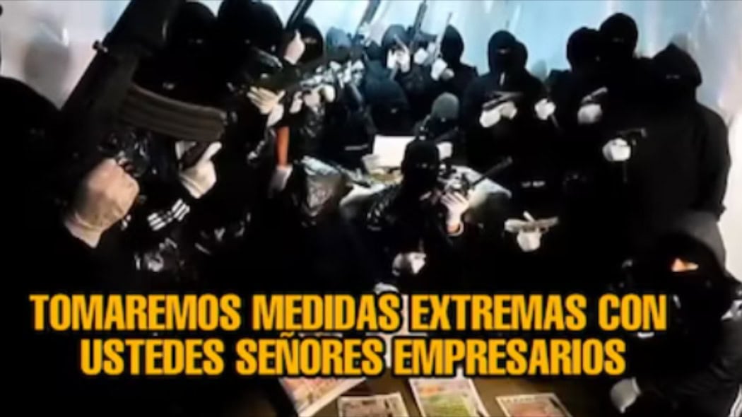 Seguridad y vigilancia en operaciones policiales contra delitos organizados en Loreto, Perú, con fuerzas especiales reforzadas para garantizar medidas extremas y protección a la comunidad.