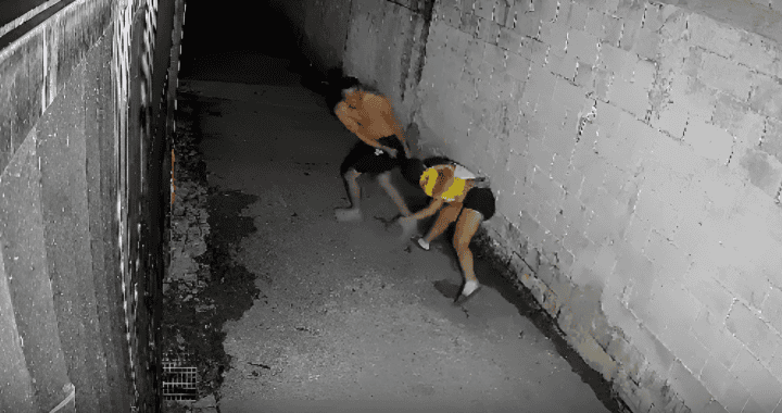 Perro agresivo ahuyenta a mujer en calle oscura en Loreto Noticias, incidente de seguridad ciudadana en Loreto, Perú, mujer intenta defenderse de un perro agresivo en zona urbana de Loreto, noticia de inseguridad en Loreto.