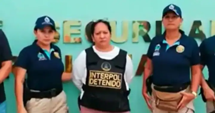 Detenida de INTERPOL en Loreto, Perú, en operación contra crimen organizado, acompañada de agentes policiales, en evento de seguridad y lucha contra delitos en la región.