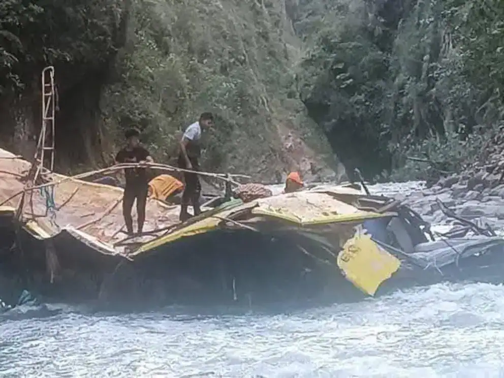 Accidente de una embarcación en Loreto, Perú, con rescatistas en el lugar, en un río rodeado de naturaleza y vegetación, incidente que requiere atención de emergencias y seguridad en la región.