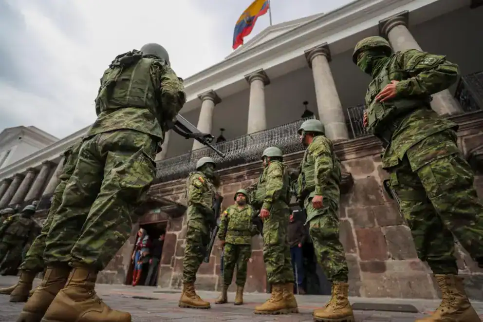 Soldados del ejército peruano en ceremonia frente a un edificio gubernamental en Loreto. Imagen que destaca la presencia militar y la seguridad en la región amazónica del Perú.