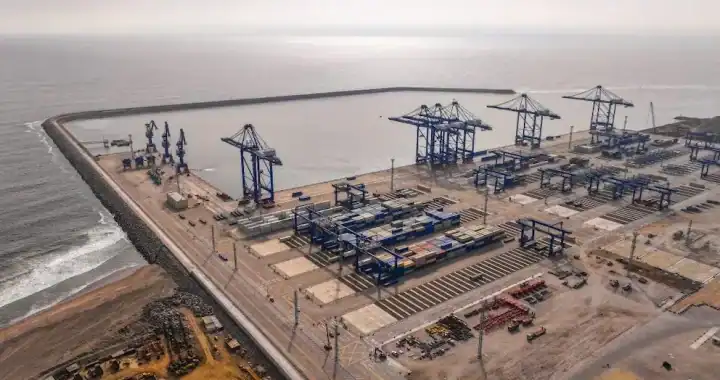 Contenedores y grúas en puerto de Loreto, Perú, mostrando infraestructura portuaria moderna y operativa para comercio y transporte marítimo.
