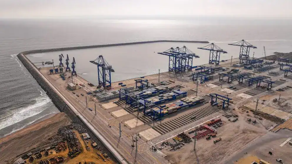 Contenedores y grúas en puerto de Loreto, Perú, mostrando infraestructura portuaria moderna y operativa para comercio y transporte marítimo.