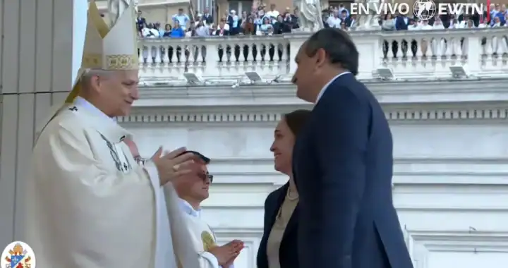 Sacerdote en ceremonia religiosa en Vaticano, clergy en vestimentas litúrgicas, celebración religiosa con asistentes, en evento oficial en el Vaticano.