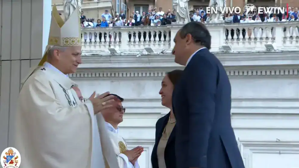 Sacerdote en ceremonia religiosa en Vaticano, clergy en vestimentas litúrgicas, celebración religiosa con asistentes, en evento oficial en el Vaticano.