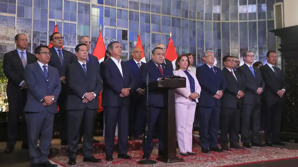 Lote de personas en una rueda de prensa o evento oficial en Loreto, Perú, con banderas y fondo institucional para cobertura de noticias relevantes en Loreto Noticias.