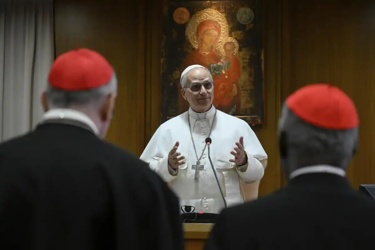 Papa Francisco hablando con cardenales durante una audiencia en un entorno eclesiástico en Loreto.