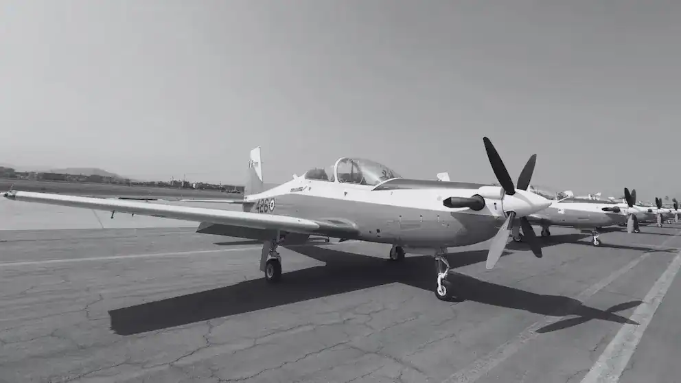 Avión de combate militar en pista de aeropuerto en Loreto, Perú, preparado para vuelo de entrenamiento o patrulla aérea, en un día despejado.